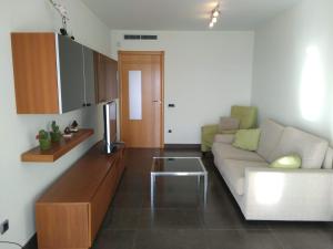 sala de estar con sofá y mesa en Apartamentos Deluxe Playa Norte, en Peñíscola