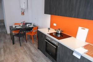 Kuchyň nebo kuchyňský kout v ubytování Apartments A7