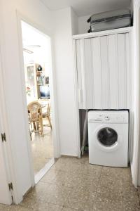 コルドバにあるAlojamiento de Remediosの洗濯機と乾燥機、キッチンが備わる客室です。