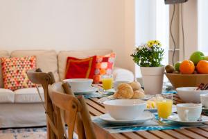 里斯本的住宿－普林西比庭院公寓，餐桌,包括早餐食品和橙汁