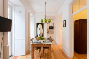 里斯本的住宿－普林西比庭院公寓，一间带桌子和镜子的用餐室