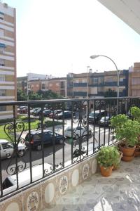 un balcón con coches aparcados en un aparcamiento en Alojamiento de Remedios, en Córdoba