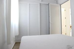 コルドバにあるAlojamiento de Remediosのベッドルーム(白いベッド1台、窓付)