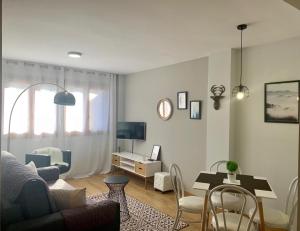 Ein Sitzbereich in der Unterkunft Apartamentos Maladeta