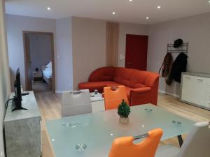 sala de estar con sofá y mesa en Meublés du 25 N2 F2 RDC, en Niederbronn-les-Bains