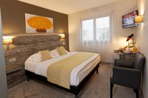 um quarto com uma cama grande e uma janela em Hotel Restaurant Crystal em Erstein