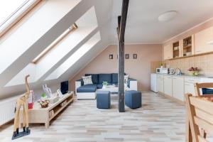 Jane's Attic Apartment في براغ: مطبخ علوي وغرفة معيشة مع المناور