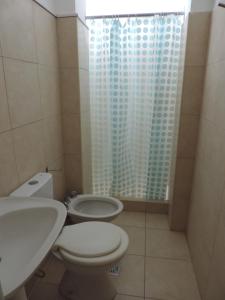 マル・デル・プラタにあるHotel My Wayのトイレ、洗面台、シャワー付きのバスルーム +20枚の写真