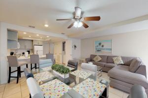 - un salon avec un canapé et un ventilateur de plafond dans l'établissement Solare Garden Villa 977, à South Padre Island