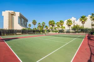 un court de tennis avec des palmiers et un bâtiment dans l'établissement Solare Garden Villa 977, à South Padre Island
