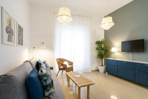TV a/nebo společenská místnost v ubytování Apartamentos Diaber San Leandro