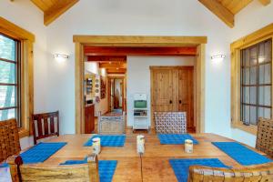 Timeless in Tahoma في Tahoma: غرفة طعام مع طاولة وكراسي خشبية