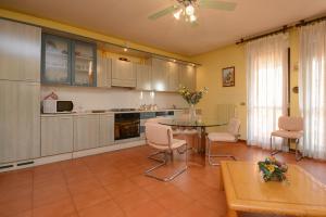 a kitchen with a table and chairs in a room at Casa vacanze con ampia piscina"Lago e Terme" in Sirmione