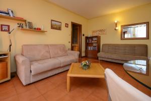 een woonkamer met een bank en een salontafel bij Casa vacanze con ampia piscina"Lago e Terme" in Sirmione