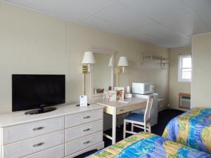 TV a/nebo společenská místnost v ubytování Thunderbird Beach Motel