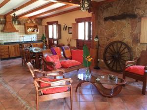 a living room with a couch and a table at Casa Rural El Lirón in Ingenio