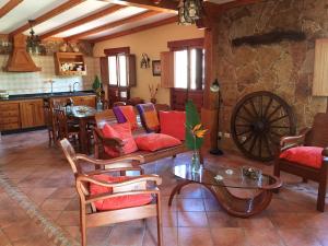ein Wohnzimmer mit Sofa und Tisch in der Unterkunft Casa Rural El Lirón in Ingenio