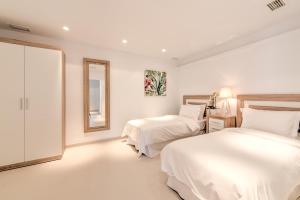 biały pokój z 2 łóżkami i lustrem w obiekcie Luxury Penthouse Puerto Banús RDR403 w Marbelli