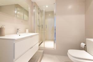 biała łazienka z umywalką i prysznicem w obiekcie Luxury Penthouse Puerto Banús RDR403 w Marbelli +4 zdjęcia