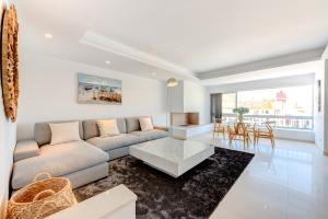 salon z kanapą i stołem w obiekcie Luxury Penthouse Puerto Banús RDR403 w Marbelli