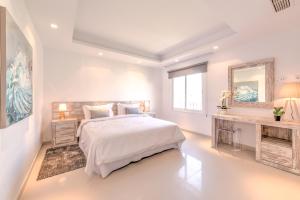 biała sypialnia z łóżkiem i biurkiem w obiekcie Luxury Penthouse Puerto Banús RDR403 w Marbelli