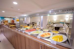 a kitchen with a lot of food on the counter at Oasis Atlantico Fortaleza in Fortaleza