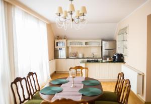 O bucătărie sau chicinetă la Saphyr Residences - CLASSICAL URBAN SUITE