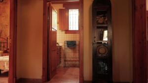 einen Flur mit einer Tür, die zu einem Zimmer führt in der Unterkunft Casa Rural El Lirón in Ingenio + 38 Fotos