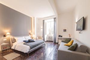 un dormitorio con una cama y un sofá en Lombardia40 Luxury Suites, en Roma