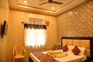 - une chambre avec un lit et une fenêtre dans l'établissement Rightchoicehotels, à Rameswaram