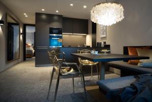 A kitchen or kitchenette at SISSI SUITES | luxury apartments | Mayrhofen