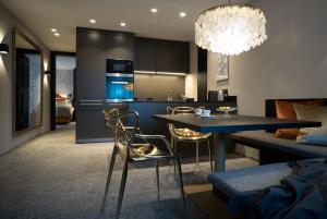 a kitchen and living room with a table and chairs at SISSI SUITES | luxury apartments | Mayrhofen in Mayrhofen