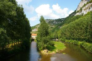 einen Fluss mitten in einem Tal mit Bäumen in der Unterkunft Quercy Stone Gite Marcilhac in Marcilhac-sur-Célé