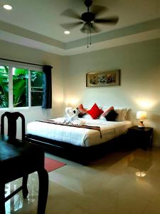 A bed or beds in a room at Baan Glangsuan Bang Kobua