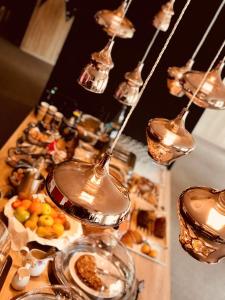 une table recouverte de verres et de assiettes de nourriture dans l'établissement Hôtel Catalpa, à Annecy