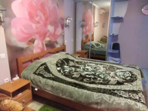 um quarto com uma cama e um espelho grande em Апартаменты Лето em Dnipro