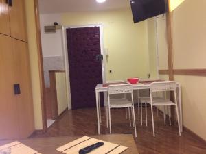 een eetkamer met een tafel en stoelen en een deur bij Vracar Krunska Jamiva in Belgrado