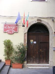 een toegang tot een gebouw met een houten deur bij L'Antico Borgo in Milazzo