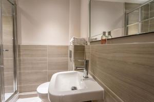 ヨークにある5 London Mewsのバスルーム(洗面台、トイレ、鏡付)