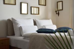 una camera con 2 cuscini bianchi e un letto di Apartment CRYSTAL a Banja Luka