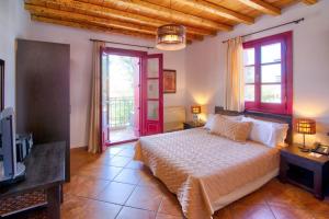 Un pat sau paturi într-o cameră la Lively Lofts by The Varos Residences