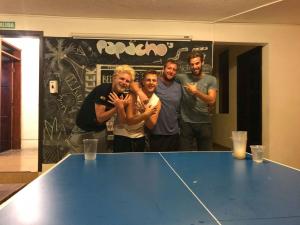 Attrezzature per ping pong presso Papachos Hostel o nelle vicinanze