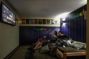 巴尼奧斯的住宿－Papachos Hostel，一群人坐在一个房间里沙发上