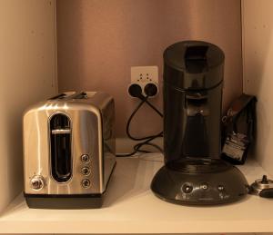 a coffee maker and a toaster on a counter at Madeleine in Boncourt
