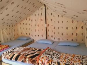 1 dormitorio con 2 camas en una tienda de campaña en Monkey Mud House and Camps, Bir, en Bīr 45 fotos más