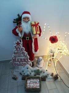 eine Statue von Santa Claus, die ein Weihnachtsgeschenk hält. in der Unterkunft Neapolis center in Neapel