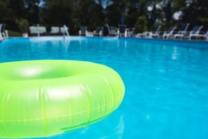 a swimming pool with a yellow inflatable ring in the water at Circle Hotel Fairfield in Fairfield +7 photos