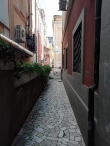 un callejón con una pasarela de piedra entre dos edificios en Indipendent Luxury Mini Apartment en Pescara