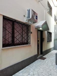 un edificio con ventana y aire acondicionado en Indipendent Luxury Mini Apartment en Pescara