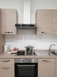 una cocina con fogones y una olla. en Indipendent Luxury Mini Apartment en Pescara